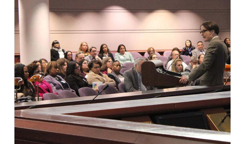 Yale Professor Dan M. Kahan speaks of cultural cognition to a roomful of Judicial Branch personnel.