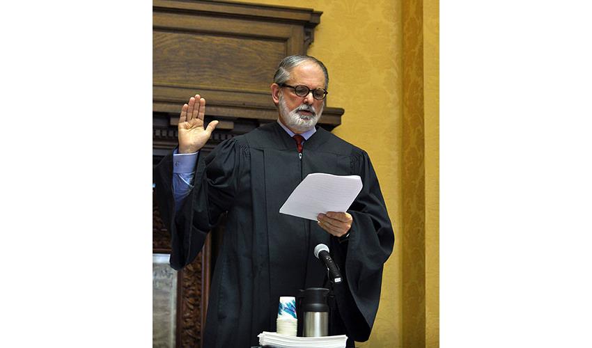 Justice Peter T. Zarella administers the oath of attorney to the successful candidates.